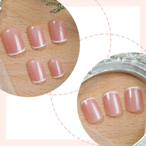 Faux ongles courts carrés rose clair œil de chat avec pointes French blanches et paillettes