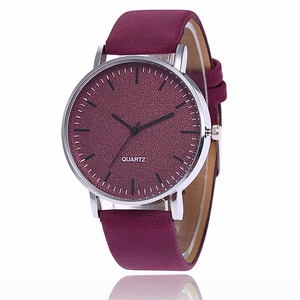Montre quartz minimaliste avec cadran bordeaux mat et boîtier argent sur blanc