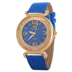 Dettaglio dell'orologio RINNAIDY con cinturino blu glitter e ghiera in oro e cristalli