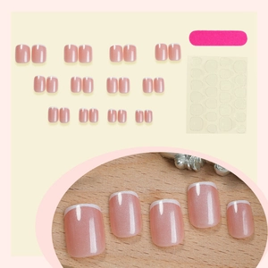 Faux ongles courts style French rose nude avec fines paillettes et kit de 24 pièces