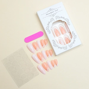 Détails de faux ongles amandes nude avec dégradé pêche et motifs de lignes argentées