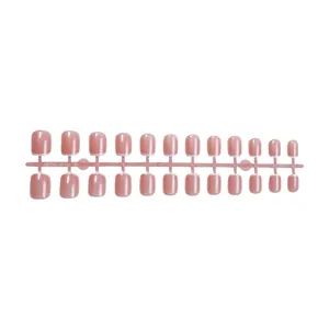 Faux ongles courts ronds rose gelée avec pointes French blanches sur support pro