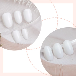 Faux ongles courts en amande blanc marbre avec une finition brillante minimaliste