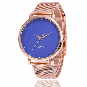 Détail d'une montre à quartz dorée rose avec bracelet en maille et cadran bleu minimaliste