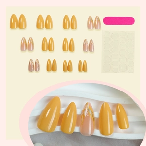 Mandel-Press-on-Nägel in Gelb und Rosa mit feinen goldenen Blattmustern im Set