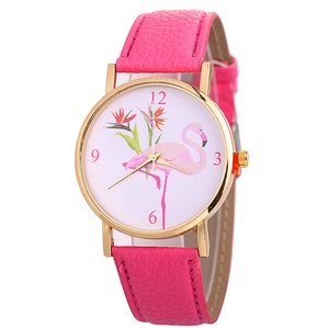 Détail du bracelet de montre en cuir rose avec texture piquée et motif de flamant rose