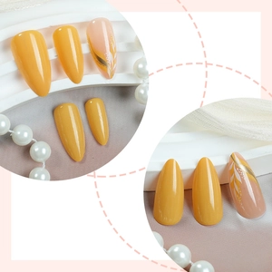 Mandel-Press-on-Nägel mit gelben Uni-Farben und weißem Blumenmuster auf Nude-Basis