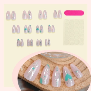 Set unghie finte a mandorla con motivi a cuore e stelle in rosa e argento