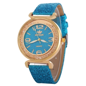 Dettaglio dell'orologio al quarzo Rinnady con quadrante blu glitterato e cassa oro
