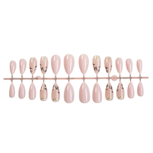 Faux ongles amande rose clair avec motifs de feuilles noires et bord doré