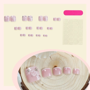 Unghie finte piedi rosa con decorazioni floreali, punte french e strass, set da 24 pezzi