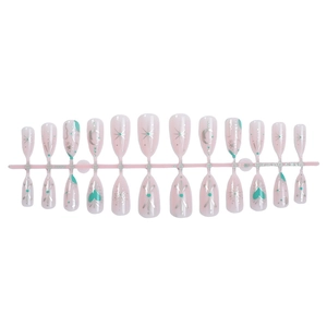 Unghie finte a mandorla con glitter argento, stelle e cuori verdi decorativi