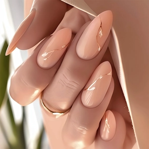 Mandel-Drucknägel in Nude-Rosa mit Goldfolien-Blumendesign für elegante Damen