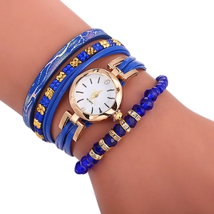 Détail de montre à bracelet en cuir bleu multicouche avec paillettes dorées et perles