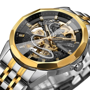 Dettaglio dell'orologio meccanico scheletrato con ingranaggi dorati e vetro sfaccettato