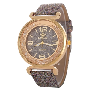 Dettaglio del quadrante dell'orologio in oro rosa con logo Rinnady e cinturino