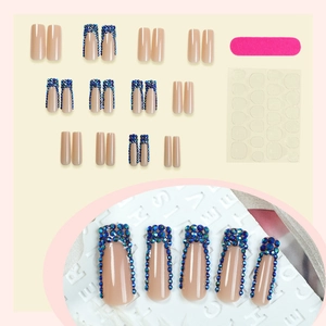Luxuriöse blaue Strass-Kunstnägel Set in langer Trapezform mit nude-farbener Basis