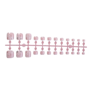Unghie finte piedi rosa con decorazioni floreali bianche e strass su supporto