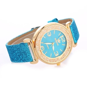 Dettaglio dell'orologio da donna con cinturino glitter verde acqua e strass