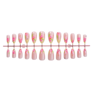 Unghie finte Coffin French floreali con petali rosa e foglie su base trasparente