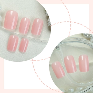 Faux ongles courts carrés rose nude avec texture gel brillante sur tissu blanc