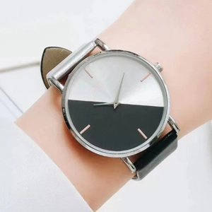 Montre à quartz minimaliste avec boîtier argenté et cadran bicolore noir et blanc au poignet