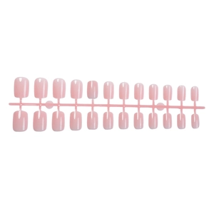 Lot de 24 faux ongles carrés courts rose nude brillant présentés sur fond blanc