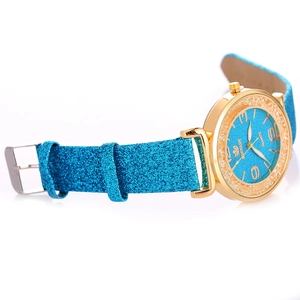 Dettaglio del quadrante blu scintillante e cassa dorata con accenti decorativi in strass