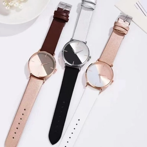Vue à plat de montres à quartz minimalistes en cuir en marron, noir et blanc au choix