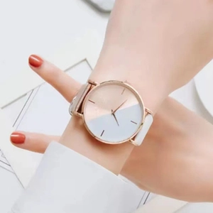 Montre quartz femme en or rose avec cadran bicolore minimaliste et bracelet en cuir blanc