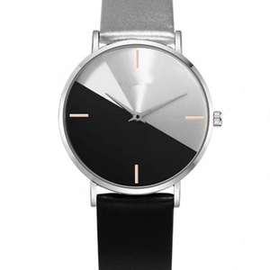 Détail d'une montre à quartz bicolore au design minimaliste avec cadran argenté et noir