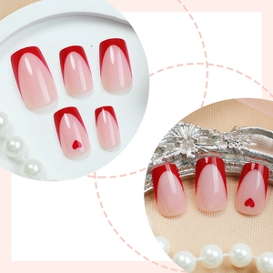 Französisches weinrotes Herz-Nagelset in quadratischer Form mit rosa Basis und schickem Design