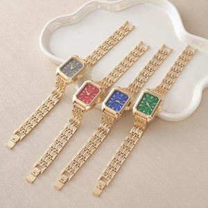 Montre à quartz carrée pour femme avec cadran diamanté et bracelet en acier doré chic