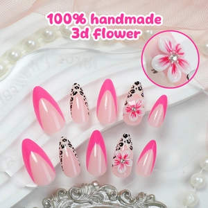 Unghie finte a mandorla lunga fatte a mano con fiori 3D e stampa leopardata rosa