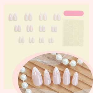 Französisches weißes Press-on-Nagelset mit 3D-Perlen und Maniküre-Werkzeugsatz