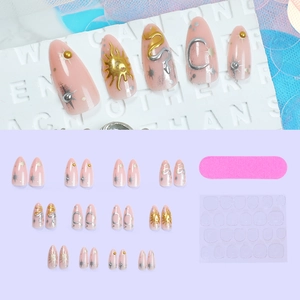 Faux ongles amande avec motifs 3D soleil, lune et serpent métallisés sur fond rose nude
