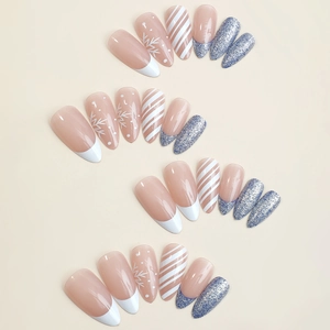 Faux ongles amande Noël avec motifs flocons de neige blancs et paillettes bleues