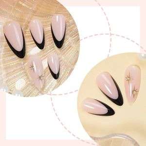 Faux ongles amande French manucure noire avec étoiles dorées et strass brillants