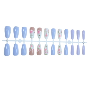 Faux ongles longs avec fleurs de cerisier roses, violettes et petits strass brillants