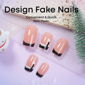 Französische Press-on-Nägel mit Winter-Design und Weihnachtsdeko in gemütlicher Szene