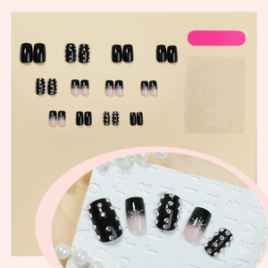 Faux ongles de Noël noirs avec motifs de flocons de neige et accents de diamants