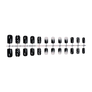 Faux ongles Noël 2024 avec motifs flocons, dégradés noirs et décoration strass