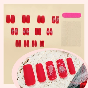Weihnachtliche rote matte Kunstnägel-Set mit festlichen Baum- und Herzmotiven