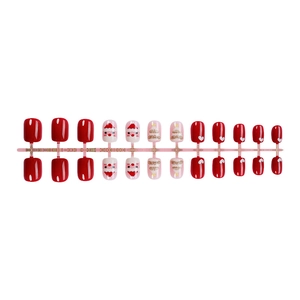 3D-Weihnachtsmann-Nagelset in Rot mit Reliefmotiven und festlichen Weihnachtsbäumen
