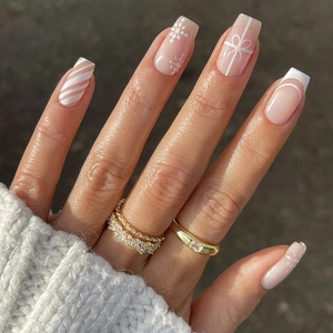 Faux Ongles à Presser Noël Flocon de Neige Blanc Français Style Ins Hiver Ongles Carrés Ronds Avec Colle et Lime à Ongles pour Femmes