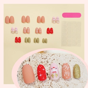 Set unghie finte natalizie a mandorla con renne glitterate e motivi di fiocchi di neve