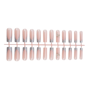 Faux ongles French nude rose avec paillettes argentées et breloques papillon