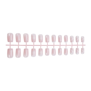 Faux ongles d'hiver avec flocons de neige blancs et design français en rose clair