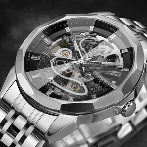 Dettaglio macro del quadrante scheletrato dell'orologio meccanico con ingranaggi