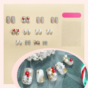 Faux ongles de Noël carrés courts avec nœuds 3D, strass et motifs de sapins festifs